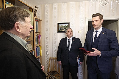 Автор гимна и \"сінявокай Беларусі\". Награду от главы государства доставили Владимиру Каризне