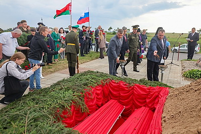 Останки 25 воинов Первой мировой войны захоронили в братской могиле в Гродненском районе