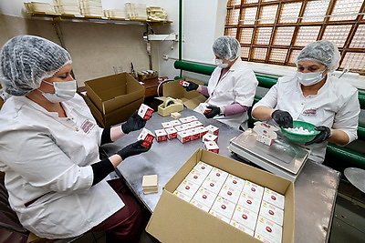 Единственное в Беларуси производство. Как в Глубоком изготавливают клюкву в сахарной пудре?