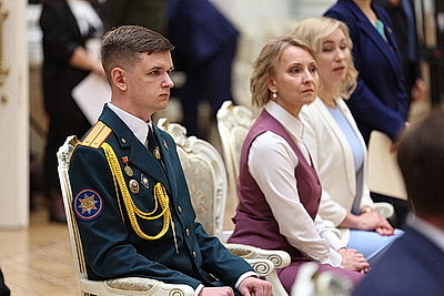 Лукашенко - выпускникам вузов: мир огромен, а Беларусь у нас одна
