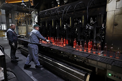 Гибко и эффективно. Как на Гродненском стеклозаводе выпускают сразу два вида продукции на одной линии