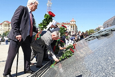 Народное возложение цветов прошло у монумента Победы в Минске