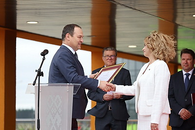 Современная и просторная. Новая школа в Боровлянах на 1 тыс. мест приняла первых учеников