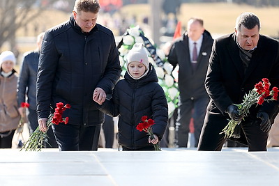 Колокола и людская скорбь. В день памяти Хатыни на мемориале возлагают цветы