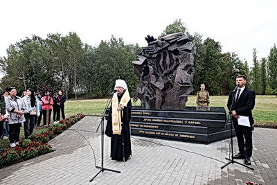 \"Это был не лагерь, а фабрика смерти\". В Тростенце открыли памятный знак жертвам геноцида