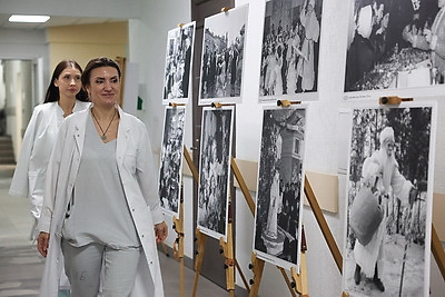 Чудеса как лекарство: к юным пациентам РНПЦ неврологии и нейрохирургии пришли Дед Мороз и Снегурочка