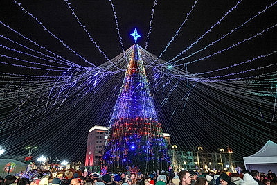 Гродно засиял огнями. Праздник \"Чароўныя ліхтарыкі\" открыл новогодний сезон в Гродно