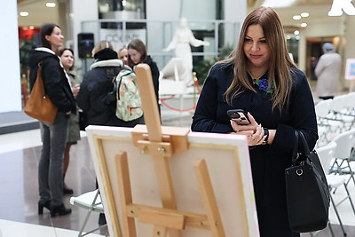 \"Другая глубина\". Новая выставка в рамках инклюзивного проекта БСЖ открылась в Минске