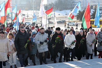 В День защитников Отечества к стеле \"Минск - город-герой\" возложили цветы