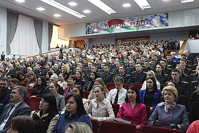 \"Мы учились в одно время\". Книгу \"Наш Президент\" презентовали в альма-матер Лукашенко