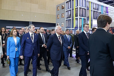 Делегаты ВНС из разных регионов страны посетили выставку \"Моя Беларусь\"