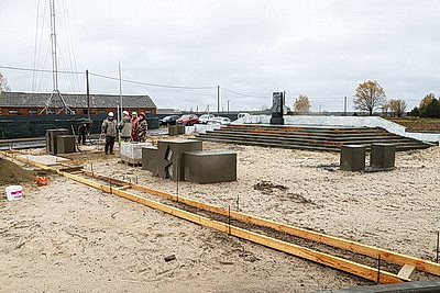 На братской могиле в Речицком районе трудится десант субботника