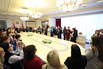\"Сінявокая, чыстая, прыгожая\". Экскурсанты Дворца Независимости признались в любви к Беларуси
