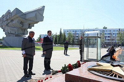 Турчин и Минниханов возложили цветы к мемориальному комплексу \"Родина-мать\" в Татарстане