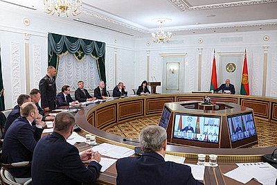 Лукашенко проводит селекторное совещание по уборочной кампании
