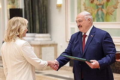 Лукашенко - выпускникам вузов: мир огромен, а Беларусь у нас одна