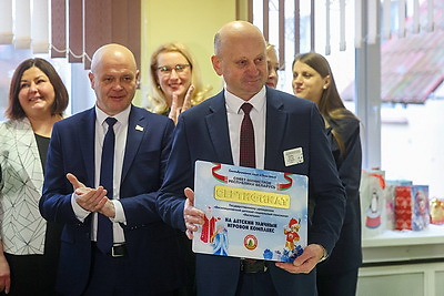 Детская площадка в подарок. Шулейко поздравил воспитанников пансионата \"Васильки\" в Щучинском районе