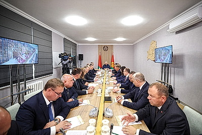 Лукашенко ознакомился с развитием в Беларуси птицеводческой отрасли