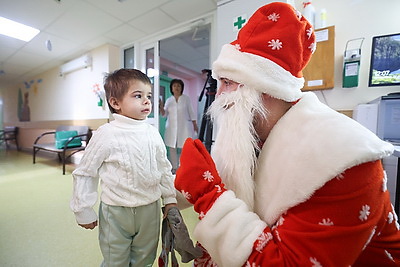 Чудеса как лекарство: к юным пациентам РНПЦ неврологии и нейрохирургии пришли Дед Мороз и Снегурочка