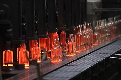 Гибко и эффективно. Как на Гродненском стеклозаводе выпускают сразу два вида продукции на одной линии