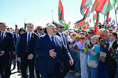 Лукашенко в День Независимости возложил венок к подножию Кургана Славы
