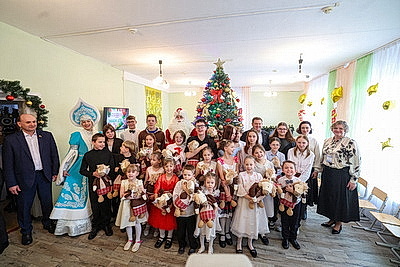 Глава Президентского спортивного клуба поздравил с Новым годом детей из социально-педагогического центра Солигорского района