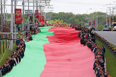 500 м длиной и 9 м шириной. В Минске пронесли самый большой флаг Беларуси