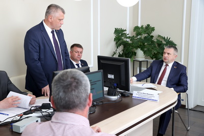 Сети коммуникаций в жилом секторе, благоустройство. Крупко провел прием граждан в Брагине