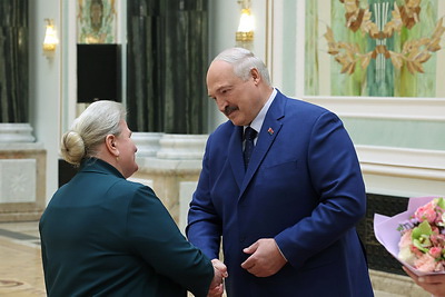 Лукашенко вручил госнаграды женщинам из различных сфер деятельности и регионов страны