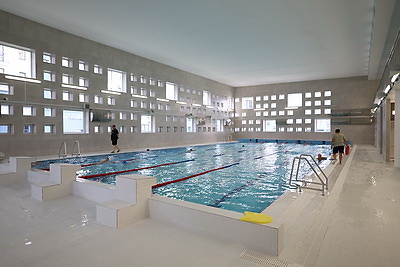 Железнодорожный класс и шикарная спортивная база. Новую школу открыли в Минске