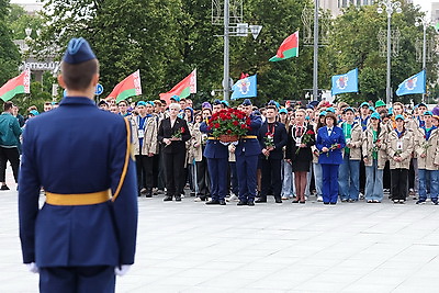 Память поколений. Участники \"Поезда Памяти\" возложили цветы к монументу Победы