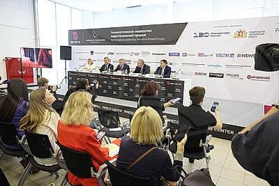 Проведение премьерной выставки \"ИННОПРОМ\" в Беларуси обсудили на пресс-конференции в Екатеринбурге