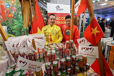 Добро, мир и рождественские подарки. Супруги послов провели предновогоднюю благотворительную ярмарку