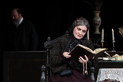 Спектакль \"Волки и овцы\" в рамках гастролей представили российские артисты на сцене молодежного театра