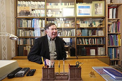 Автор гимна и \"сінявокай Беларусі\". Награду от главы государства доставили Владимиру Каризне