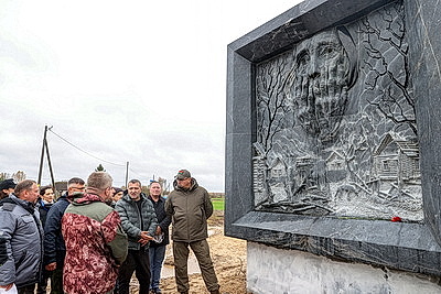 На братской могиле в Речицком районе трудится десант субботника