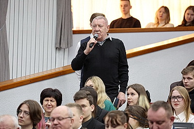 \"Мы учились в одно время\". Книгу \"Наш Президент\" презентовали в альма-матер Лукашенко