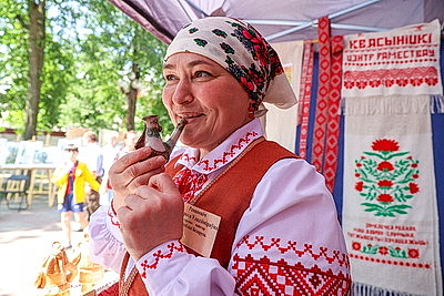 Пешеходная превратилась в творческую. На центральной улице Молодечно народные мастера показали лучшие работы