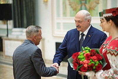 Лукашенко накануне Дня народного единства вручил госнаграды