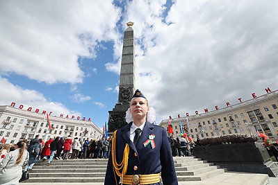 Память живет в сердцах! Народное возложение проходит на Площади Победы