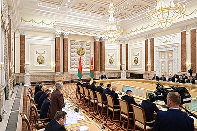 Лукашенко собрал совещание с руководителями дипломатических представительств Беларуси