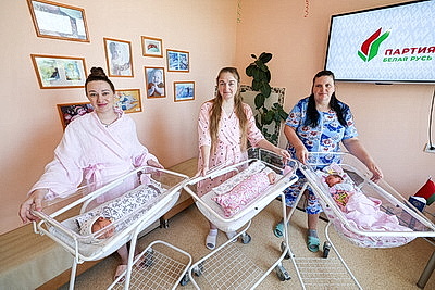 В Витебском областном роддоме чествовали родивших в День Независимости женщин