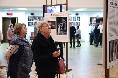 Спектакль \"Волки и овцы\" в рамках гастролей представили российские артисты на сцене молодежного театра