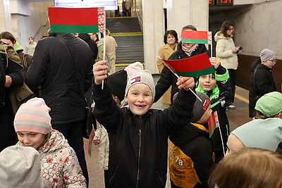 \"И все о той весне\". Патриотическая молодежная акция прошла в Минском метрополитене
