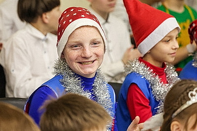 \"Место чудес\". Театрализованный новогодний праздник устроили в Белыничской школе-интернате