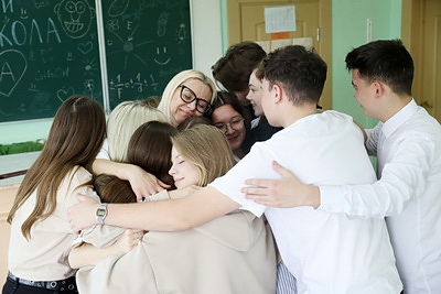 Учительница из Кобрина сделала выпускникам сюрприз, который растрогал детей и взорвал TikTok