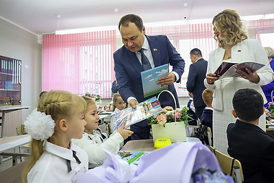 Современная и просторная. Новая школа в Боровлянах на 1 тыс. мест приняла первых учеников