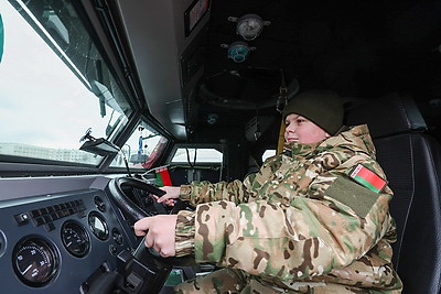 Молодое пополнение военнослужащих внутренних войск приняло присягу на площади Победы в Витебске