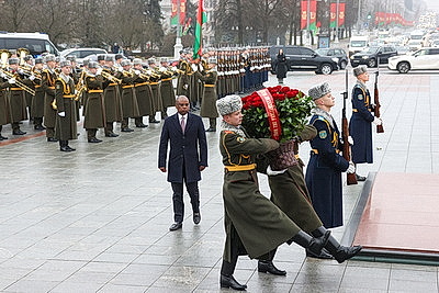 Спикер Сената Республики Кения возложил цветы к монументу Победы в Минске