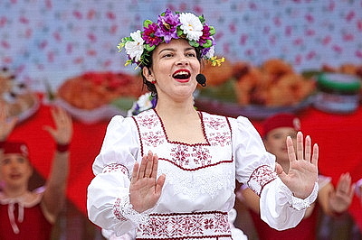 \"Вішнёвая квецень сяброўства\". Гала-концерт ягодного фестиваля прошел в Глубоком